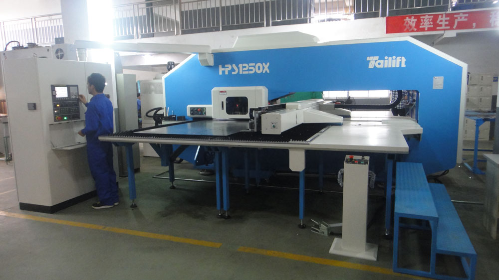 尊龙凯时光电引进新一代数控冲床设备促产品品质再升级