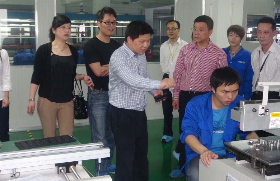 音王集团董事长王祥贵一行莅临尊龙凯时光电参观考察