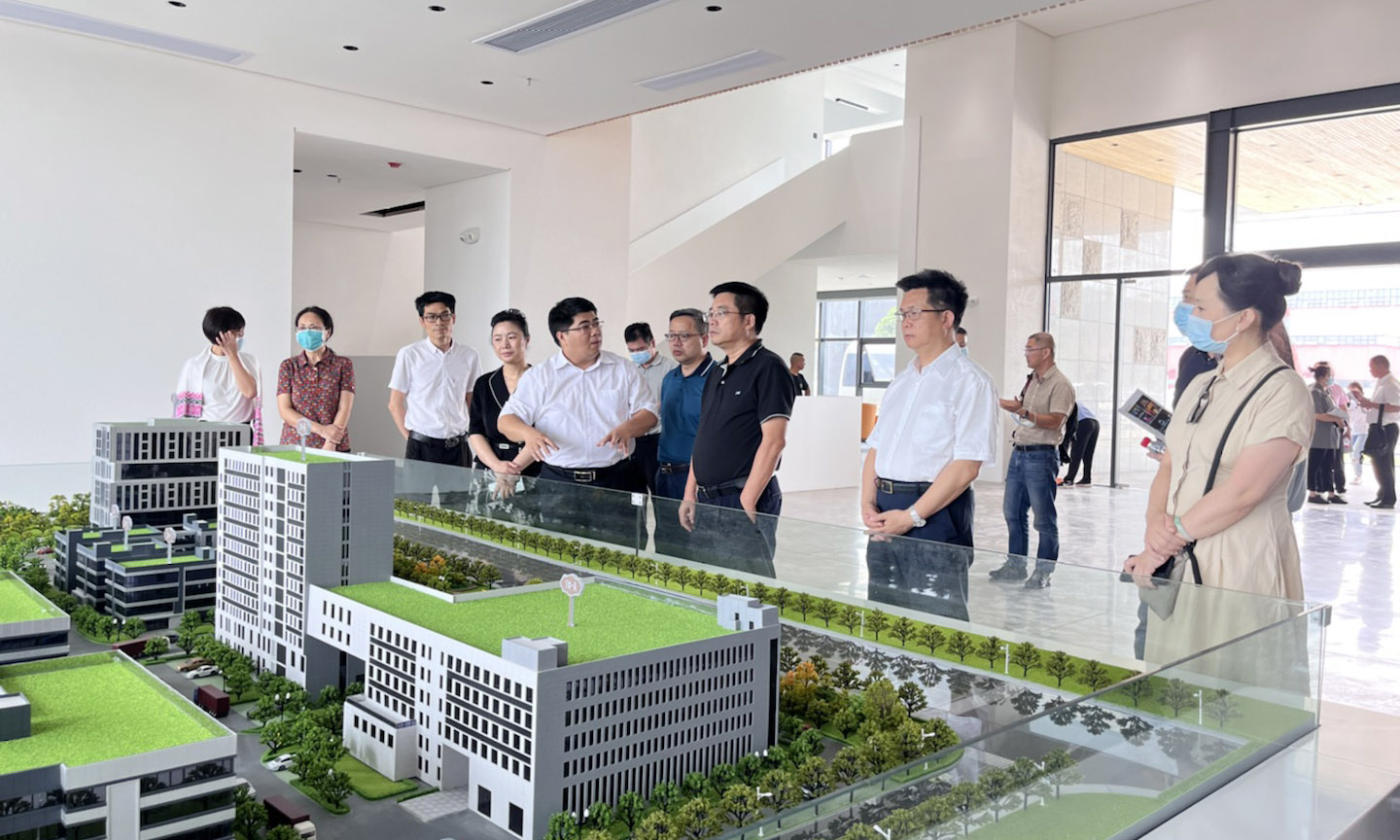 海南省旅文厅厅长李辉卫一行莅临尊龙凯时调研