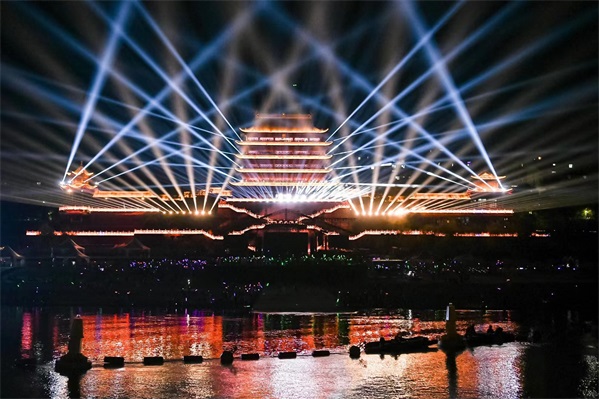 画里泸溪，因光绚烂！