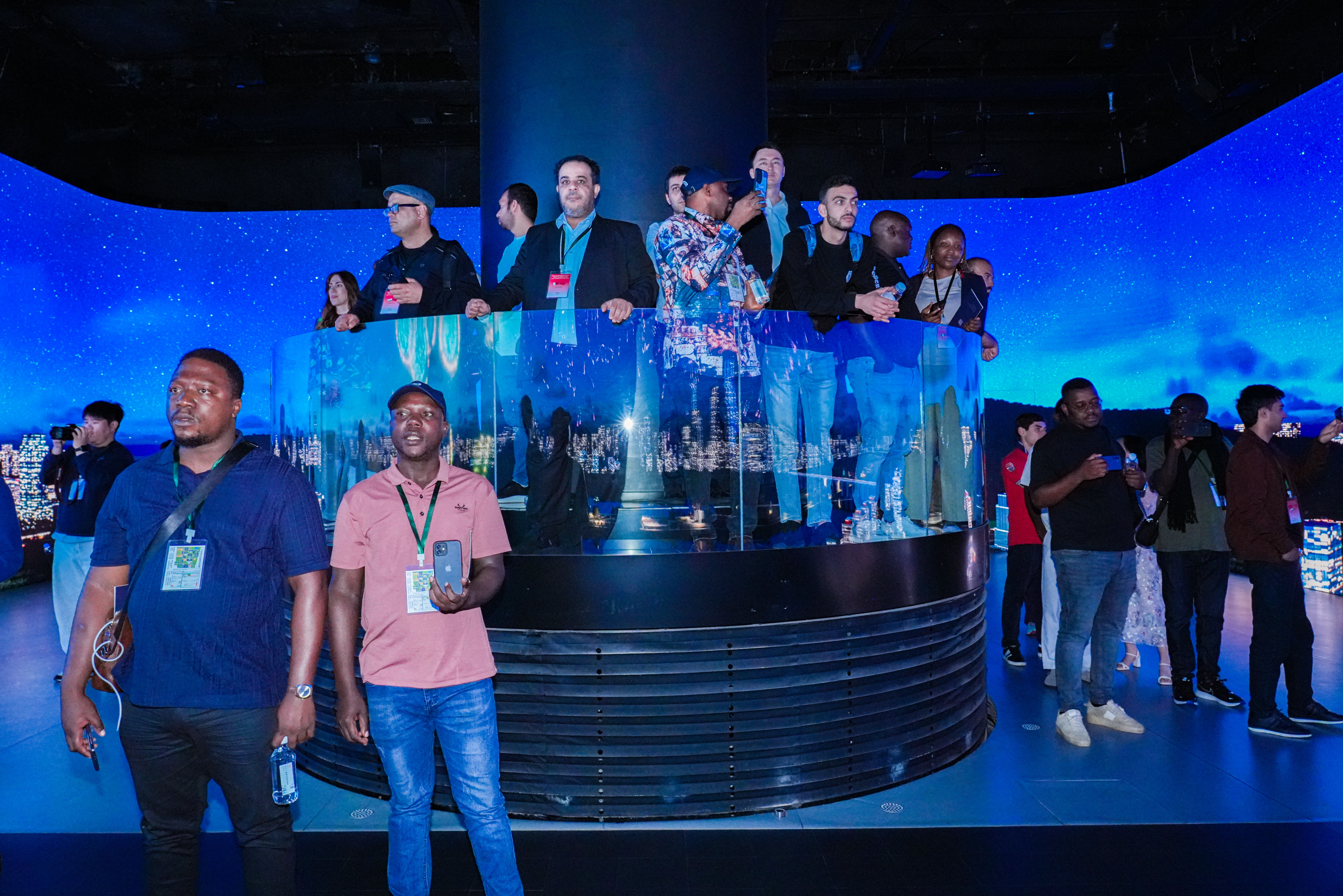 10国代表“沉浸式”探秘尊龙凯时·[中国]官方网站！解码“文化出海”，共绘服务贸易合作蓝图